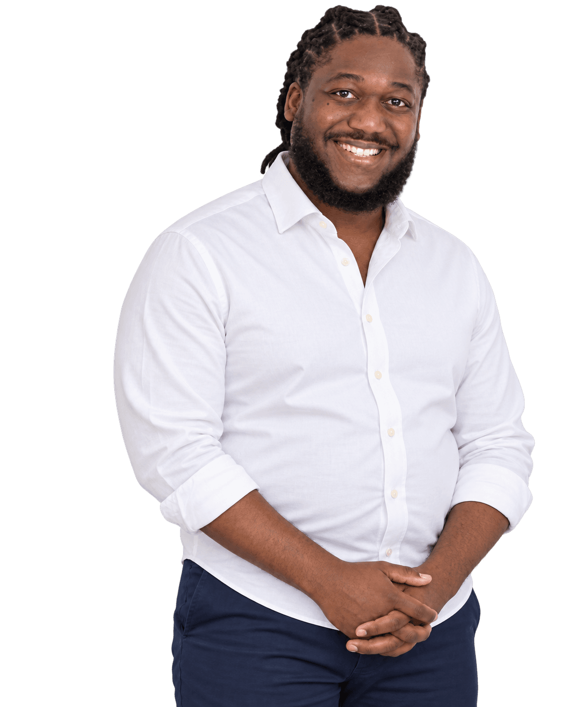 Bernard K. Mensah lächelt in einem weißen Hemd