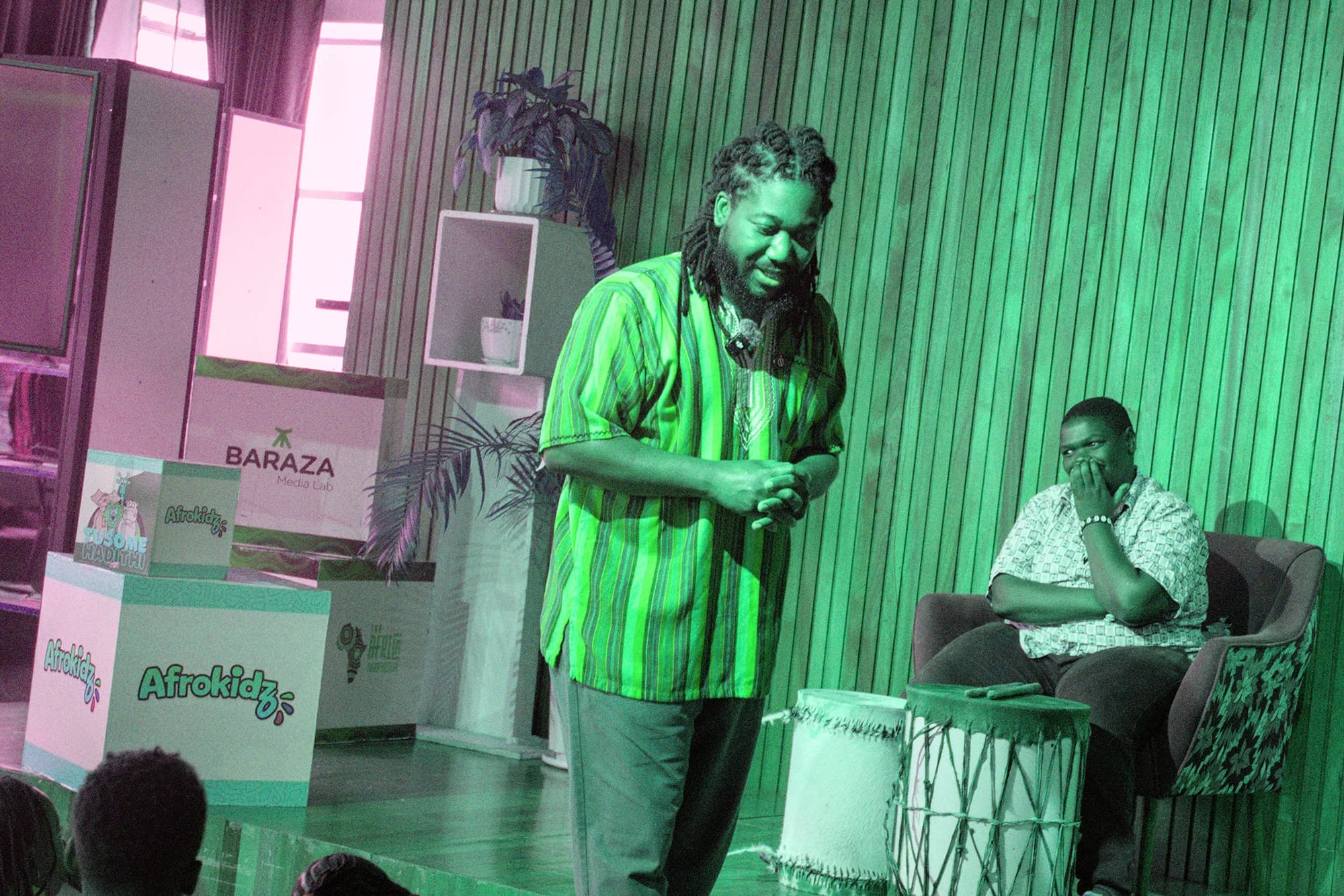 Bernard se produit aux côtés d’un percussionniste lors de la rencontre Afrokidz