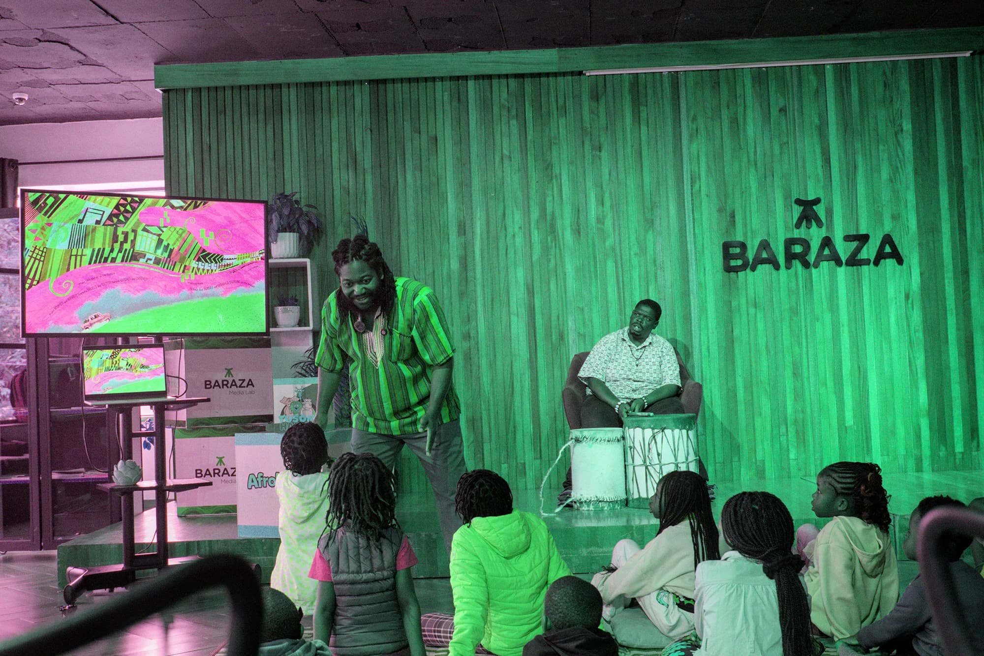 Bernard raconte une histoire aux enfants lors de la rencontre Afrokidz, août 2026