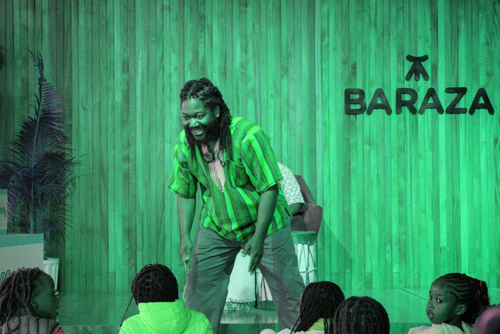 Bernard raconte une histoire aux enfants lors de la rencontre Afrokidz, août 2026